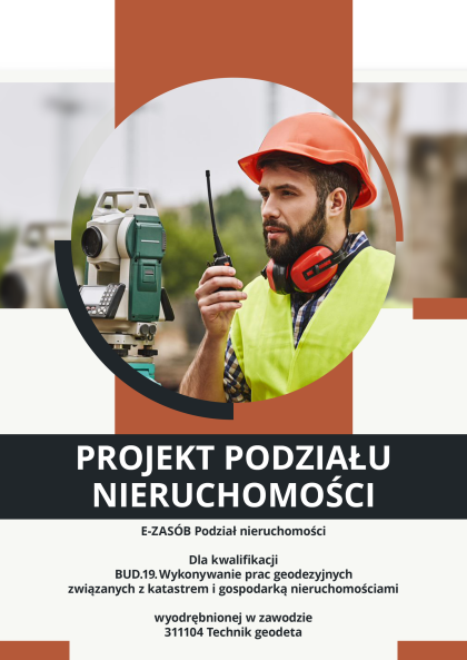 Zdjęcie przedstawia młodego mężczyznę w kasku ochronnym, ze słuchawkami ochronnymi na szyi i z krótkofalówką w dłoni, znajdującego się prawdopodobnie na placu budowy.