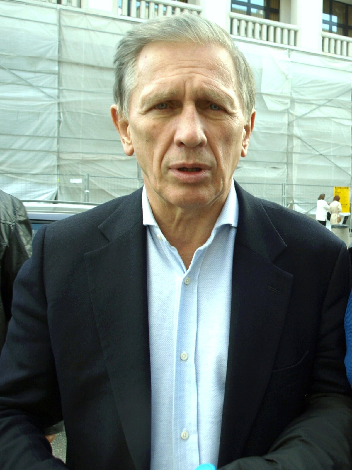 Zdjęcie przedstawia aktora, Jana Englerta. To starszy, szczupły mężczyzna o pociągłej twarzy. Znajdują się na niej liczne zmarszczki. Mężczyzna ubrany jest w garnitur i koszulę.