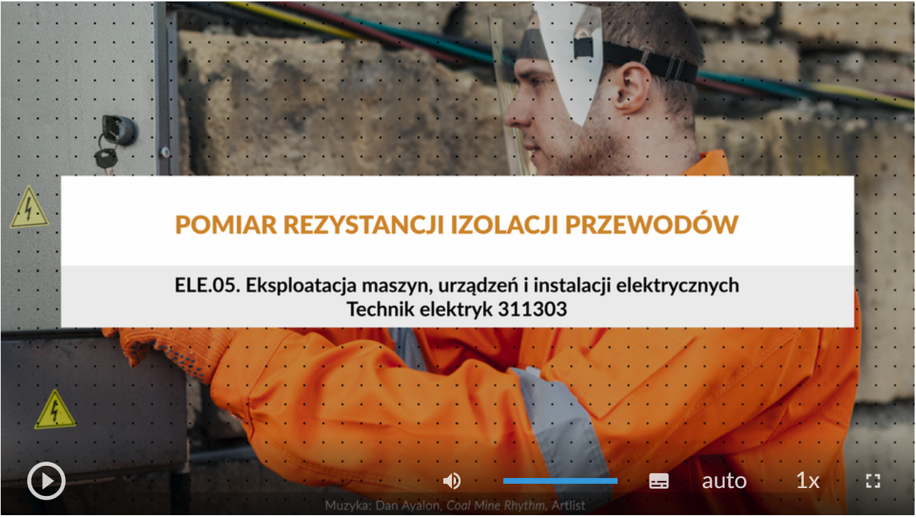Grafika przedstawia wygląd ekranu odtwarzania filmu. Na środku znajduje się ramka z tytułem: Pomiar rezystancji izolacji przewodów. W jego dolnej części znajdują się ikony z różnymi opcjami. W dolnym lewym rogu widać ikonę trójkąta w kółku. Jest to ikona włączania odtwarzania filmu. Kolejna ikona znajduje się dopiero w połowie ekranu dolnego paska. Jest to ikona megafonu. Obok niej widać niebieski pasek, który oznacza poziom głośności. Obok znajduje się ikona człowieka, od którego głowy odchodzą dwie fale. Umożliwia ona włączanie alternatywnej ścieżki dźwiękowej. Dalej znajduje się mały biały prostokąt z czarnymi paskami w jego dolnej części. Pozwala ona na włączenie napisów. Kolejna ikona to napis auto, która umożliwia wybranie jakości filmu. Obok niej widać ikonę jedynki z iksem. Po kliknięciu na nią można wybrać szybkość odtwarzania filmu. Ostatnia ikona to kreski tworzące kwadrat. Kreski te tworzą jedynie krawędzie kwadratu. Jest to opcja włączania trybu pełnoekranowego.