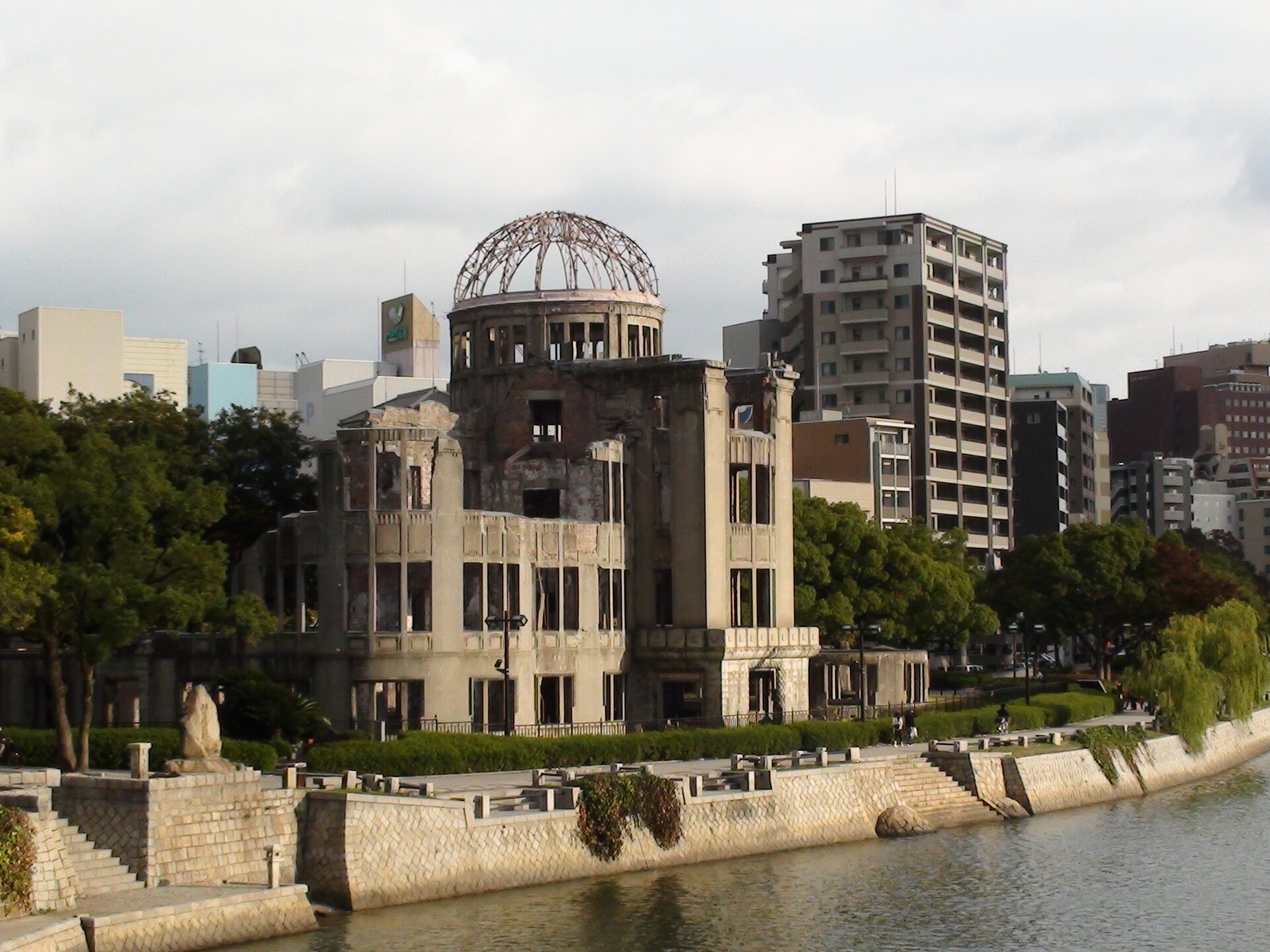Na zdjęciu zabudowania na brzegu rzeki. Zniszczony budynek, którego ruina pozostała na pamiątkę, jako Kopuła Bomby Atomowej.
