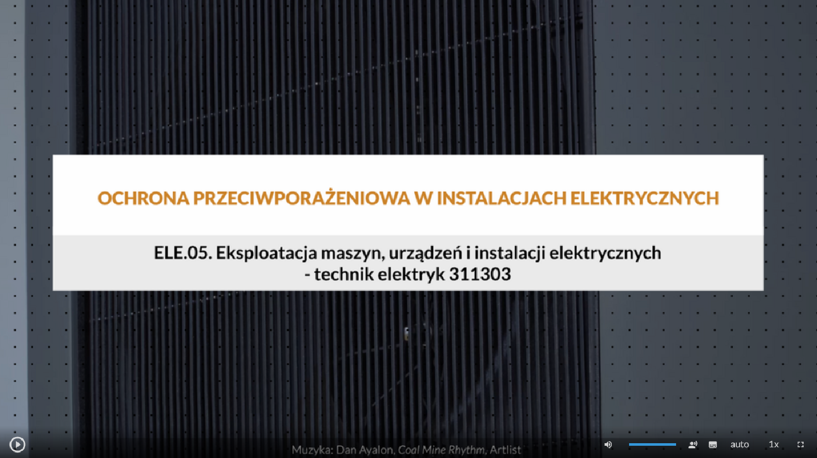 Zdjęcie przedstawia wygląd ekranu odtwarzania filmu. Na ekranie znajduje się plansza z tytułem multimedium: Ochrona przeciwporażeniowa w instalacjach elektrycznych. W jego dolnej części znajdują się ikony z różnymi opcjami. W dolnym lewym rogu widać ikonę trójkąta w kółku. Jest to ikona włączania odtwarzania filmu. Kolejna ikona znajduje się dopiero w połowie ekranu dolnego paska. Jest to ikona megafonu. Obok niej widać niebieski pasek, który oznacza poziom głośności. Obok znajduje się ikona człowieka, od którego głowy odchodzą dwie fale. Umożliwia ona włączanie alternatywnej ścieżki dźwiękowej. Dalej, na dole znajduje się mały biały prostokąt z czarnymi paskami – pozwala na włączenie napisów. Kolejna ikona to napis auto, która umożliwia wybranie jakości filmu. Obok niej widać ikonę jedynki z iksem. Po kliknięciu na nią można wybrać szybkość odtwarzania filmu. Ostatnia ikona to kreski tworzące kwadrat. Tworzą one jedynie krawędzie kwadratu. Jest to opcja włączenia trybu pełnoekranowego.