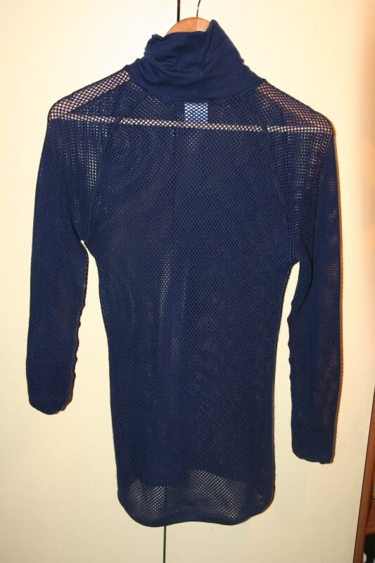 Na fotografii widoczna jest bielizna termoaktywna, w postaci długiej, granatowej, siateczkowej bluzy z golfem.