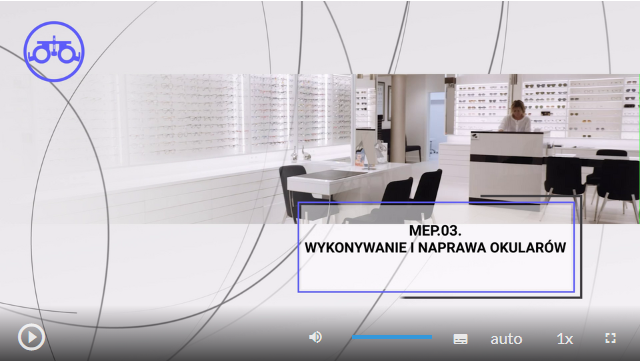 Przykładowy widok planszy filmu. Tytuł: MEP. 03. Wykonywanie i naprawa okularów. W tle znajduje się gabinet okulistyczny. Poniżej jest menu w poziomie, a w nim od lewej: przycisk uruchomienia i pauzowania filmu, wybór poziomu głośności, opcja włączenia napisów, opcja włączenia audiodeskrypcji, opcja auto, opcja ustawienia prędkości odtwarzania, opcja trybu ekranowego.