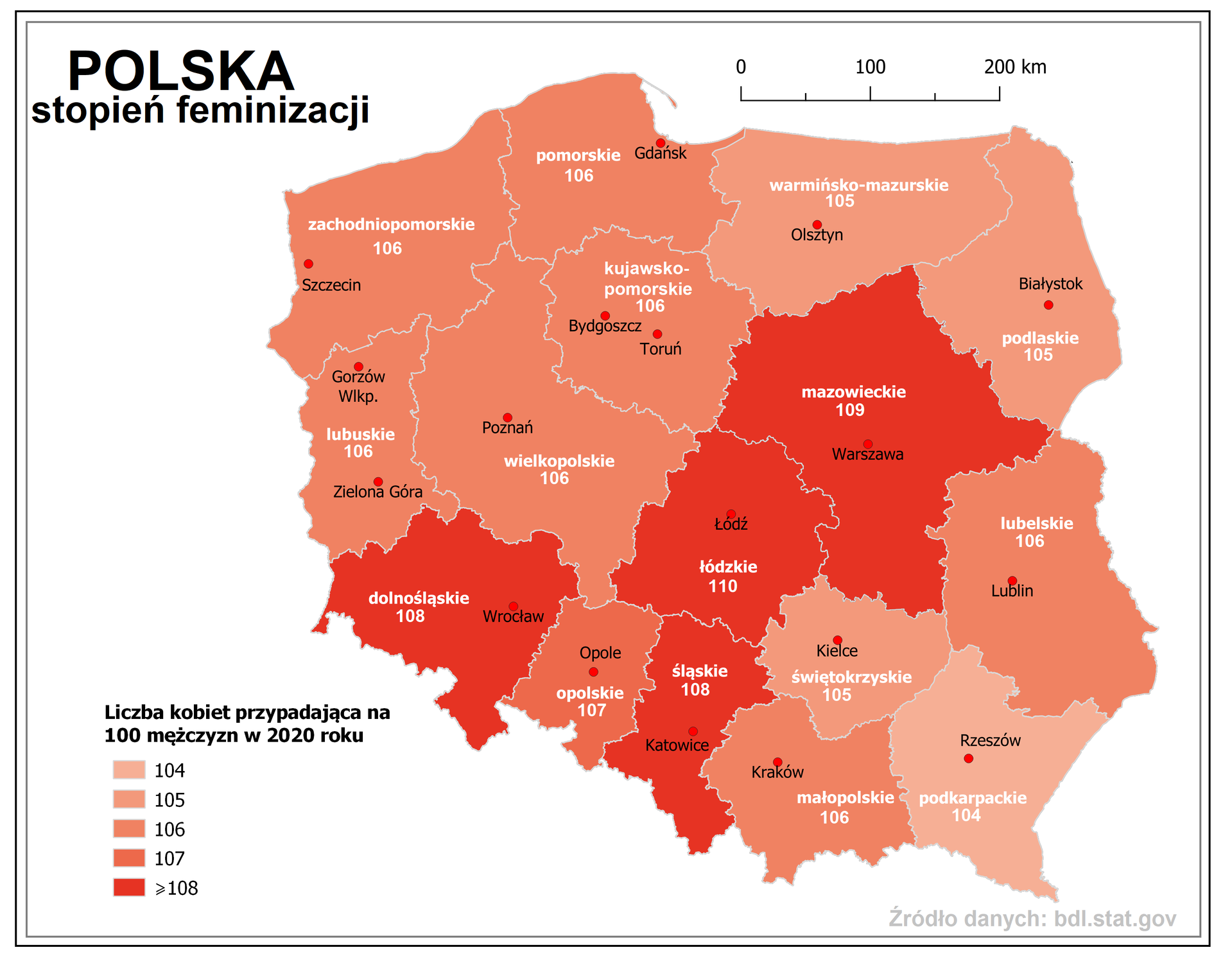 Mapa przedstawia Polskę z podziałem na województwa. Na mapie przedstawiono stopień feminizacji (liczba kobiet przypadająca na stu mężczyzn). Czerwonymi kropkami zaznaczono miasta wojewódzkie. Szarymi liniami oznaczono granice województw. Po prawej stronie u góry pozioma podziałka, na której jeden odcinek to dwadzieścia pięć kilometrów. Po lewej stronie mapy na dole w legendzie w prostokątach umieszczono objaśnienie kolorów użytych na mapie, nad legendą napis „Liczba kobiet przypadająca na stu mężczyzn w dwa tysiące dwudziestym roku”. Wyznaczono pięć przedziałów, nadano im kolory od bladoczerwonego do czerwonego, wartości przedziałów: sto cztery, sto pięć, sto sześć, sto siedem i powyżej stu ośmiu kobiet na stu mężczyzn. Wartości dla poszczególnych województw: zachodniopomorskie – sto sześć; pomorskie – sto sześć; warmińsko‑mazurskie – sto pięć; lubuskie – sto sześć; wielkopolskie – sto sześć; kujawsko‑pomorskie – sto sześć; mazowieckie – sto dziewięć; podlaskie – sto pięć; dolnośląskie – sto osiem; opolskie – sto siedem; łódzkie – sto dziesięć; lubelskie – sto sześć; świętokrzyskie – sto pięć; śląskie – sto osiem; małopolskie – sto sześć; podkarpackie – sto cztery.