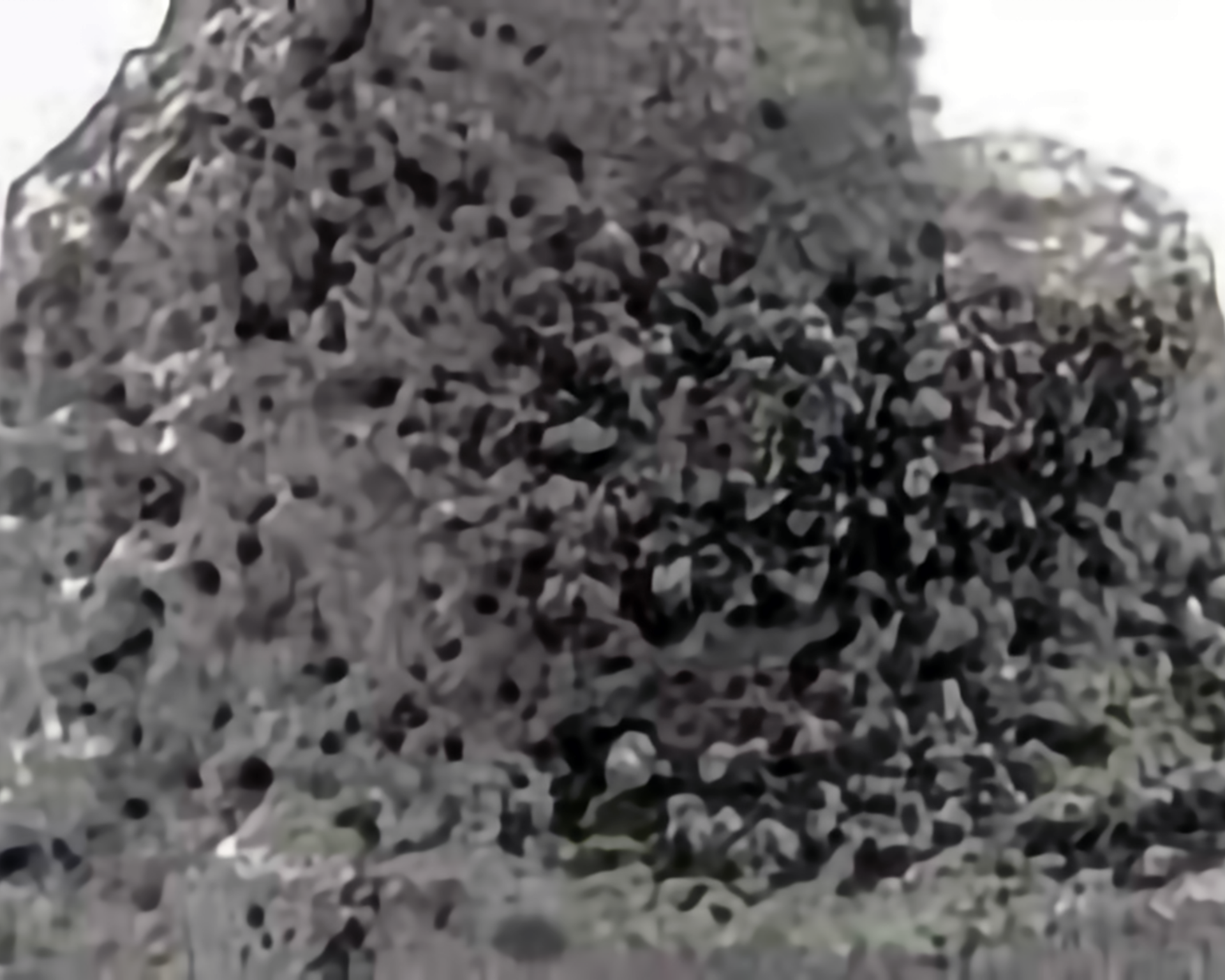 Zdjęcie przedstawia model w kształcie nieregularnej bryły. Ma on wżarcia, czyli przylega do niego spiek żużla, metalu i masy formierskiej.