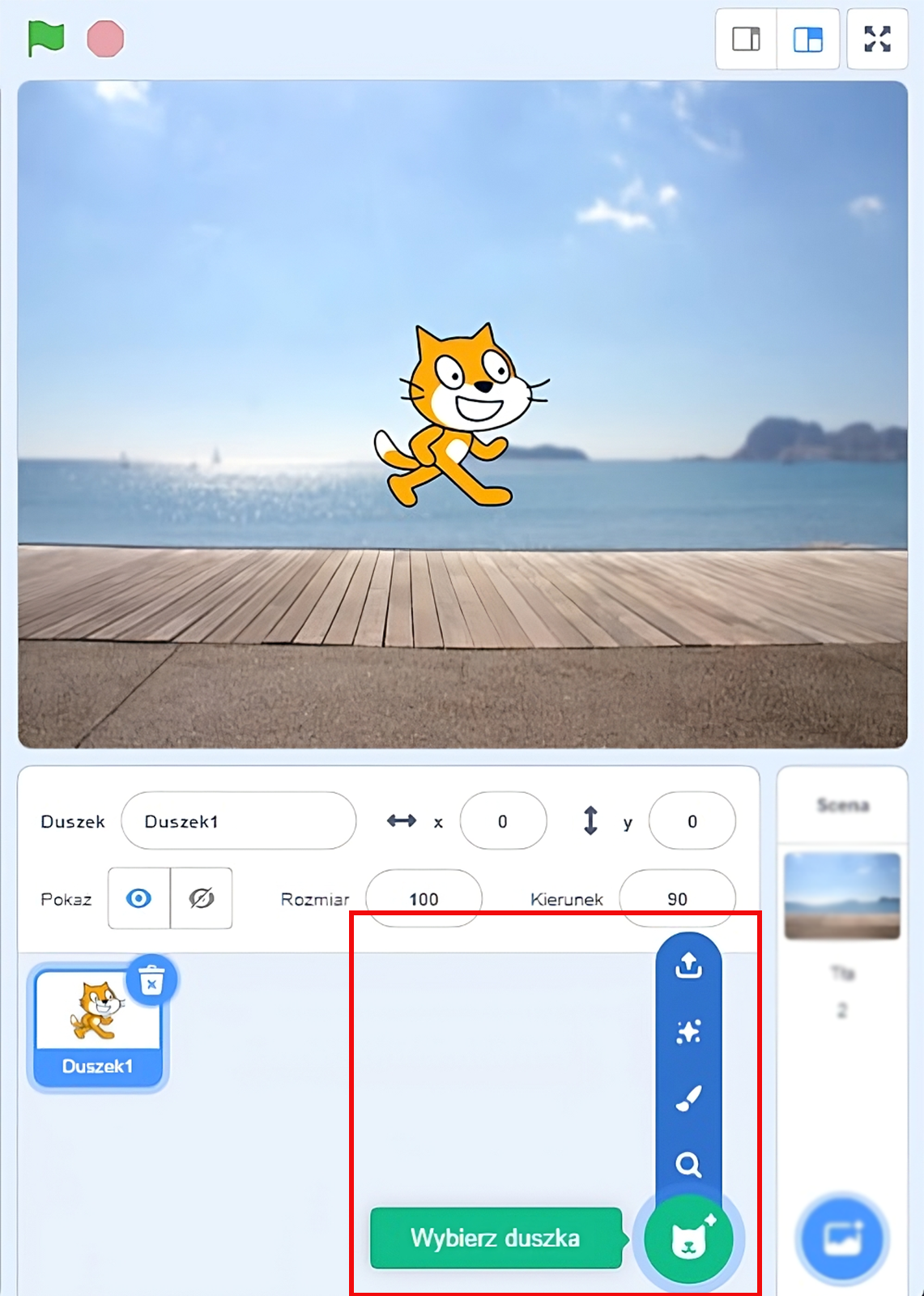 Na zdjęciu widać wybór dodatkowej sceny ze zmienionym tłem. W górnym oknie znajduje się duszek w formie animowanego kota, który idzie po drewnianej promenadzie. Promenada jest obok zbiornika wodnego. W tle zdjęcia znajduje się niebo oraz słońce.W drugim oknie znajdują się pola z nazwami zmiennych i przypisanymi wartościami. Przykładowo. Zmienna: Duszek, wartość: duszek jeden. Zmienna X: wartość zero, zmienna y: wartość zero, zmienna pokaż: obok przyciski z symbolem oka oraz przekreślonego oka, zmienna rozmiar: sto, kierunek: dziewięćdziesiąt.W prawym dolnym rogu widoczne jest okno ze zmienną scena. Pod zmienną widoczna jest miniaturka przedstawiająca drewnianą promenadę obok zbiornika wodnego. Pod miniaturą jest dodatkowa zmienna tła z wartością dwa. Po prawej w czerwonej ramce znajduje się zmienna scena z białym tłem oraz napis: tło z cyfrą dwa.W prawym dolnym oknie aplikacji widocznych jest przycisk przedstawiający obrazek z gwiazdką w prawym górnym rogu. Po naciśnięciu jego rozwija się lista z czterema przyciskami. Przyciski od góry: strzałka wychodząca z poziomej prostej, gwizdka znajdująca się w środku kwadratu utworzonego z czterech mniejszych gwiazdek, pędzel, lupa. Użytkownik najeżdża na lupę. Po lewej wyświetla się napis: wybierz tło.