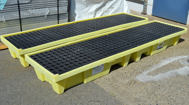 Na ekranie przedstawione są wanny wychwytowe (ociekowe). Są to podłużne prostokątne pojemniki z wkładami, w których znajdują się otwory.