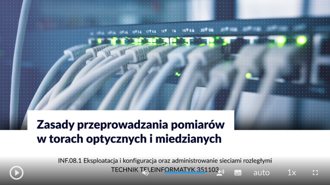 Grafika przedstawia wygląd ekranu odtwarzania filmu. Na tle grafiki widoczna jest plansza z napisem: Zasady przeprowadzania pomiarów w torach optycznych i miedzianych. Poniżej określona jest kwalifikacja zawodowa. Na dole znajduje się pasek odtwarzania składający się z elementów omówionych poniżej. 