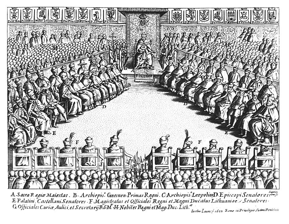 Na ilustracji widocznych jest kilkaset ludzi w sali sejmowej. Większość z nich zajmuje miejsca siedzące ale kilkadziesiąt z nich stoi. W centrum sali na tronie siedzi król. U góry ilustracji w jednym rzędzie znajdują się herby.