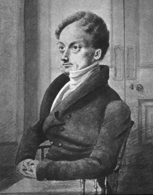 Obraz przedstawia mężczyznę w średnim wieku. Ma krótkie, lekko kręcone włosy, szczupłą twarz, wyłupiaste oczy oraz prosty nos. Jest ubrany w marynarkę, spodnie, na szyi ma halsztuk. Siedzi na krześle i ma splecione ze sobą dłonie, ciało i wzrok ma skierowane prawą stronę. Jest bardzo szczupły. Za nim są drzwi dwuskrzydłowe. 