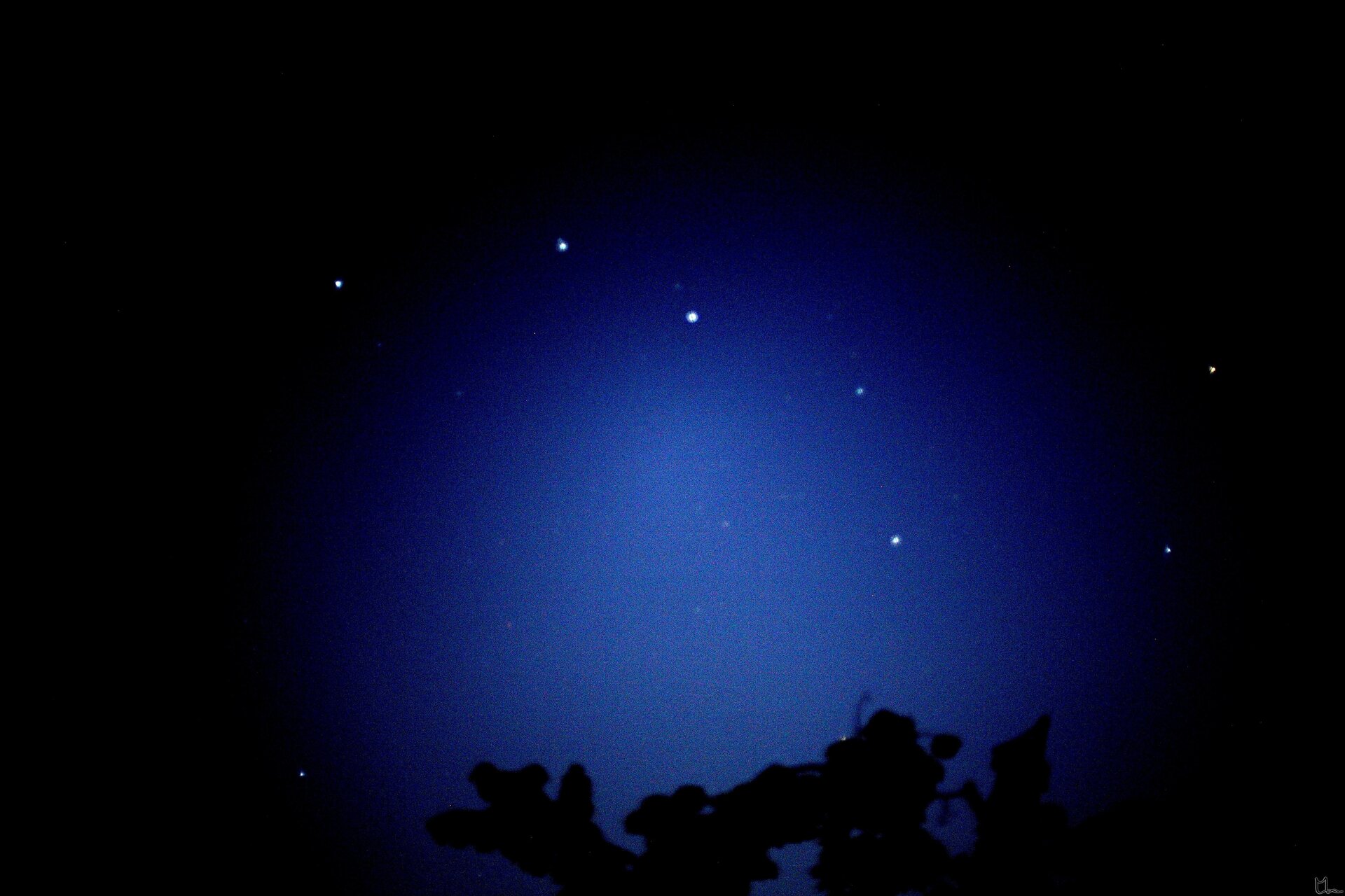 Na zdjęciu niebo nocą, gwiazdozbiór Wielki Wóz składający się z kilku gwiazd ułożonych w kształt wozu z dyszlem z lewej strony.
