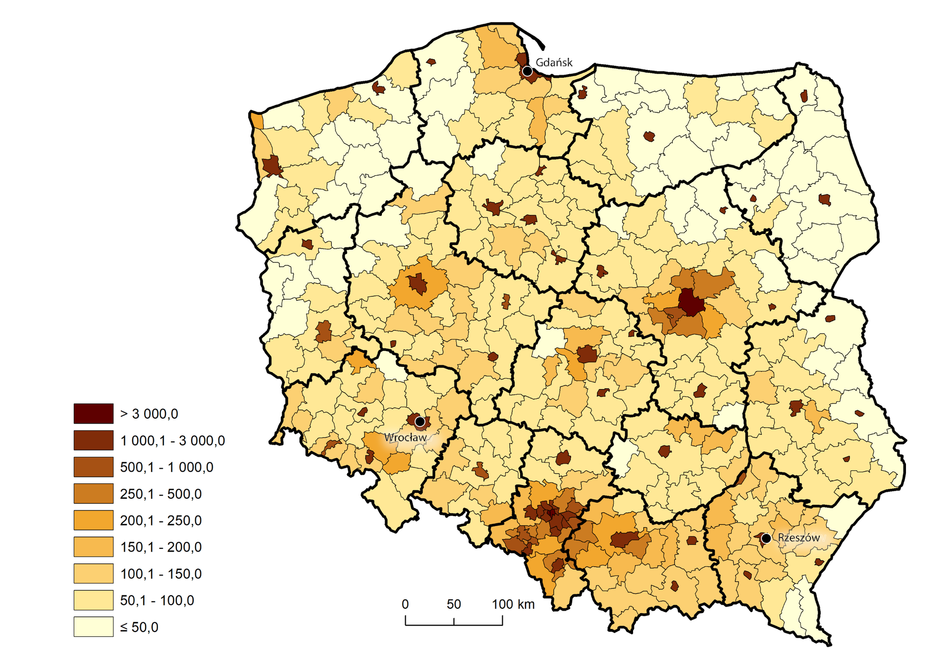 Mapa Polski podzielona na powiaty pokazuje gęstość zaludnienia. Gęstość zaludnienia powyżej 3000 osób na kilometr kwadratowy dotyczy dużych miast, czyli między innymi Warszawy, Gdańska, Szczecina, Poznania, Wrocławia, Katowic, Krakowa, Rzeszowa, Łodzi. Na mapie z wysoką wartością gęstości zaludnienia wyróżnia się województwo śląskie - w szczególności centralna i południowa jego część, oraz Warszawa z przylegającymi do niej powiatami. Najmniejsza gęstość zaludnienia - liczne powiaty z gęstością poniżej 50 osób na kilometr kwadratowy - dotyczy następujących województw: warmińsko-mazurskiego, podlaskiego - bez jednego powiatu, zachodniopomorskiego. Powiaty z tak niską gęstością zaludnienia leżą także na północy województwa mazowieckiego, na wschodzie lubelskiego, na zachodzie lubuskiego, na południu województwa podkarpackiego. W Polsce jest dominują powiaty o gęstości zaludnienia w przedziale od 50,1 do 100 osób na kilometr kwadratowy.