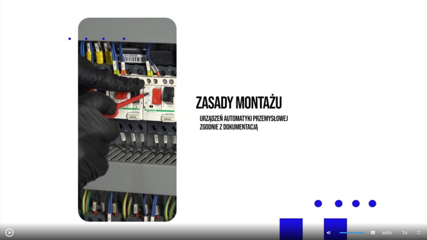 Grafika przedstawia wygląd ekranu odtwarzania filmu. W jego dolnej części znajdują się ikony z różnymi opcjami. W dolnym lewym rogu widać ikonę trójkąta w kółku. Jest to ikona włączania odtwarzania filmu. Kolejna ikona znajduje się dopiero w połowie ekranu dolnego paska. Jest to ikona megafonu. Obok niej widać niebieski pasek, który oznacza poziom głośności. Obok znajduje się ikona człowieka, od którego głowy odchodzą dwie fale. Umożliwia ona włączanie alternatywnej ścieżki dźwiękowej. Dalej znajduje się mały biały prostokąt z czarnymi paskami w jego dolnej części. Pozwala ona na włączenie napisów. Kolejna ikona to napis auto, która umożliwia wybranie jakości filmu. Obok niej widać ikonę jedynki z iksem. Po kliknięciu na nią można wybrać szybkość odtwarzania filmu. Ostatnia ikona to kreski tworzące kwadrat. Kreski te tworzą jedynie krawędzie kwadratu. Jest to opcja włączania trybu pełnoekranowego.