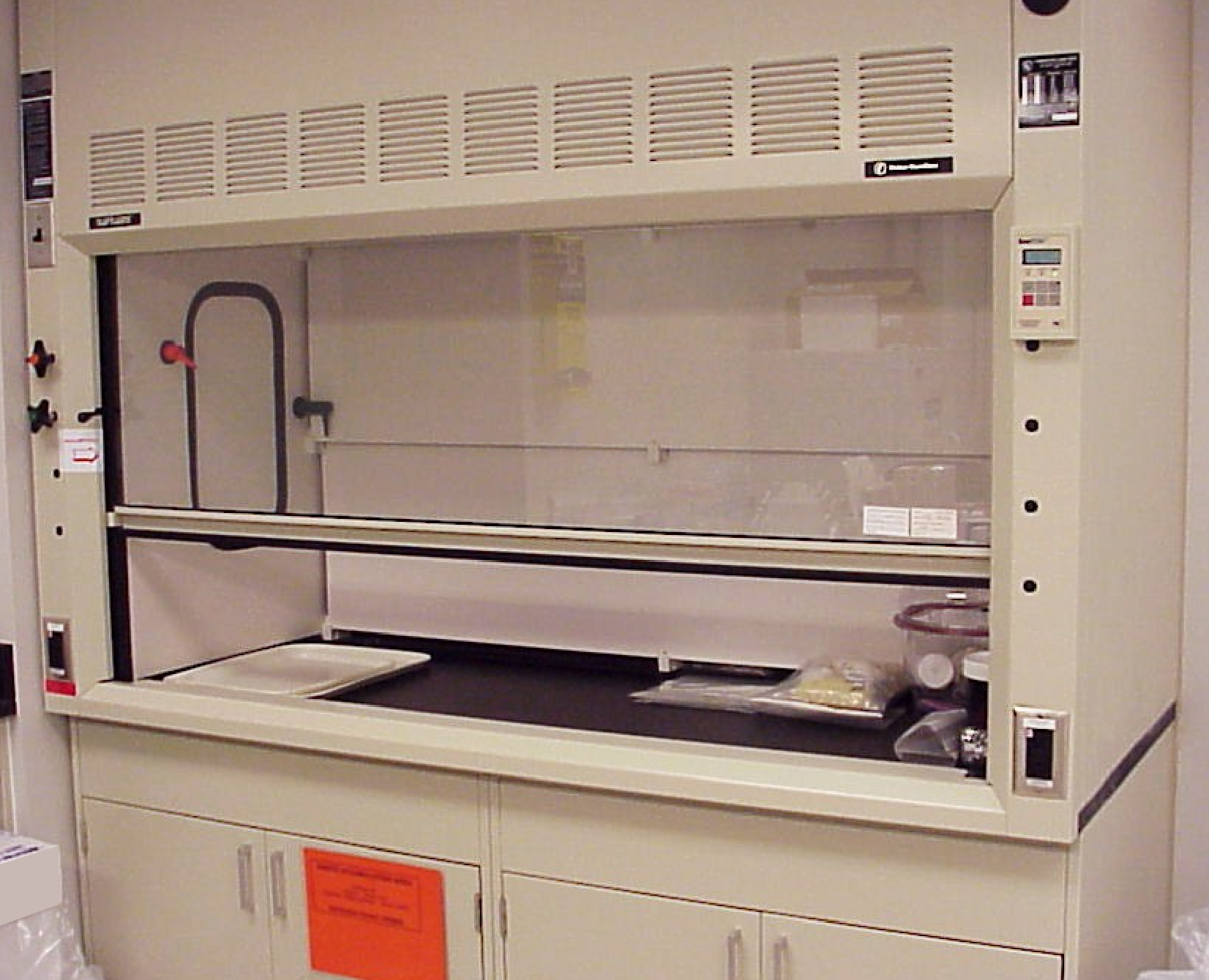 Na zdjęciu przedstawiony jest wyciąg (dygestorium), urządzenie wentylacyjne.