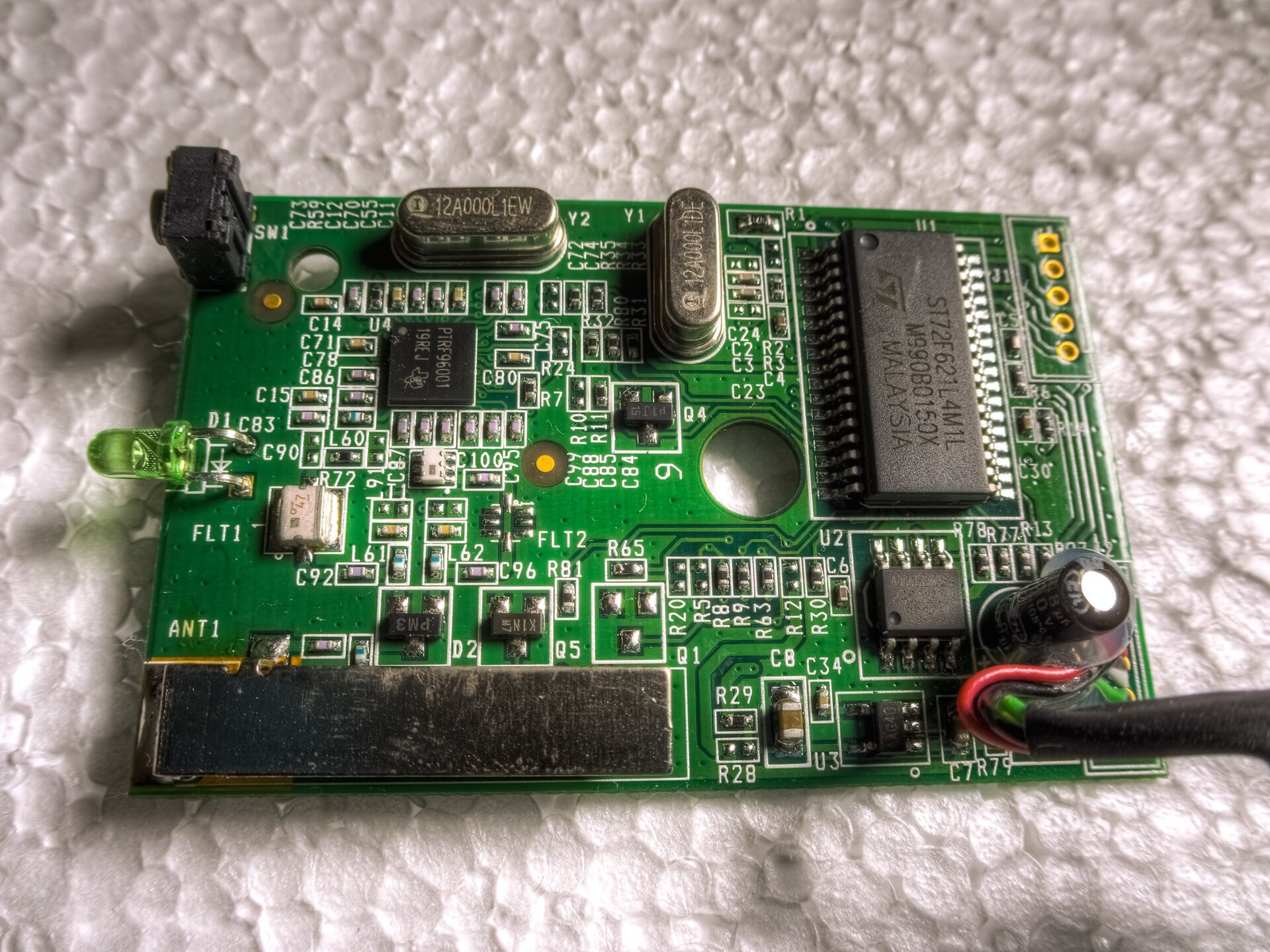 Zdjęcie przedstawia płytkę PCB na której zamontowano wiele różnych komponentów, większość montowana powierzchniowo.