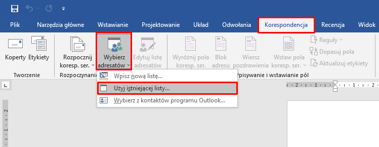 Ilustracja przedstawia pasek zadań programu Microsoft Word. Wybrano na nim opcję Korespondencja, następnie opcję wybierz adresatów, a później opcję użyj istniejącej listy. 