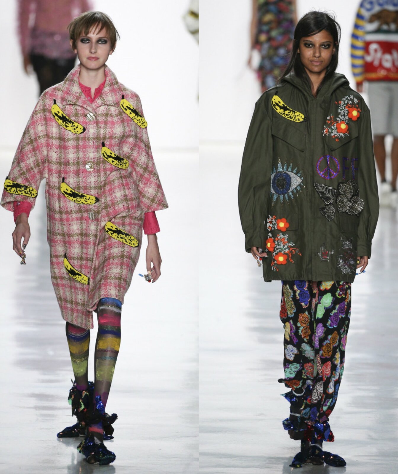 Ilustracja przedstawia dwa zdjęcia, ustawione obok siebie. Na zdjęciu z lewej znajduje się modelka na wybiegu. Ma na sobie różowy płaszcz w kratę, na którym przyklejono rysunki żółtych bananów z czarnymi plamami. Kobieta ma kolorowe rajstopy w paski. Na zdjęciu z prawej znajduje się inna modelka na wybiegu. Ma na sobie ciemnozielony, obszerny płaszcz z różnymi aplikacjami, między innymi bananem i kwiatami. Ma luźne, kolorowe spodnie.