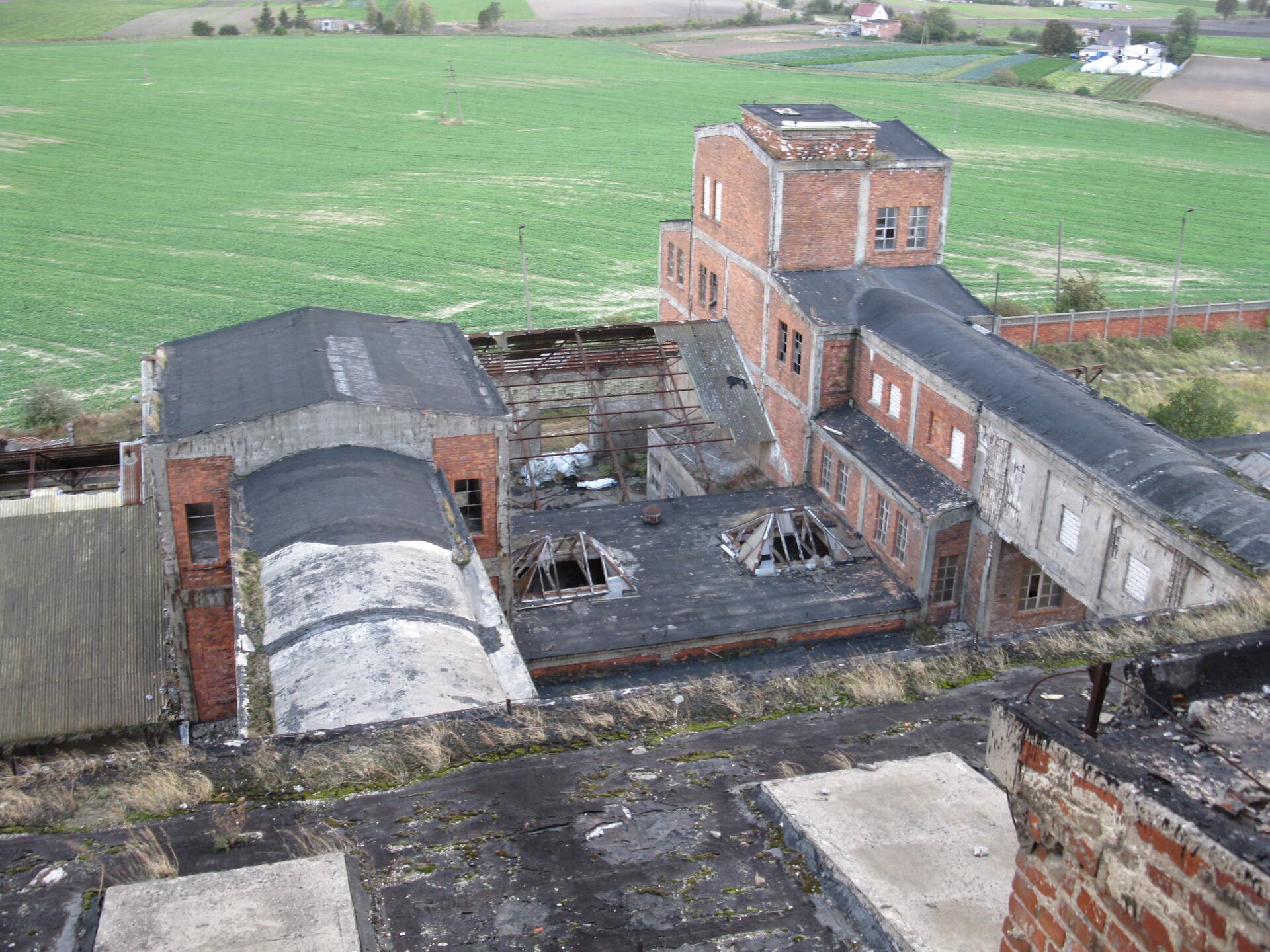 Na zdjęciu jest widok z góry na budynki kopalnia soli w Wapnie. Budynki, w szczególności dachy, są częściowo zniszczone.