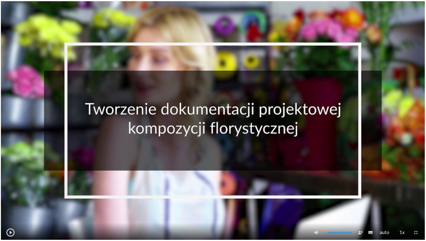 Grafika przedstawia przykładowy wygląd ekranu filmu. Znajduje się na nim plansza tytułowa. Jest to rozmyta fotografia przedstawiająca kobietę, która otoczona jest półkami zastawionymi różnymi bukietami kwiatów. Na jej tle umieszczony został czarny prostokąt z tytułem filmu: Tworzenie dokumentacji projektowej kompozycji florystycznej. W lewym dolnym rogu ekranu filmu umieszczony jest przycisk służący do odtwarzania i zatrzymywania filmu. W prawym dolnym rogu ekranu umieszczono szereg różnych przycisków. Odpowiedzialne są one między innymi za zmianę głośności, włączenie wersji filmu z audiodeskrypcją, włączenie napisów, zmianę jakości filmu, zmianę szybkości filmu oraz włączenie trybu pełnoekranowego.