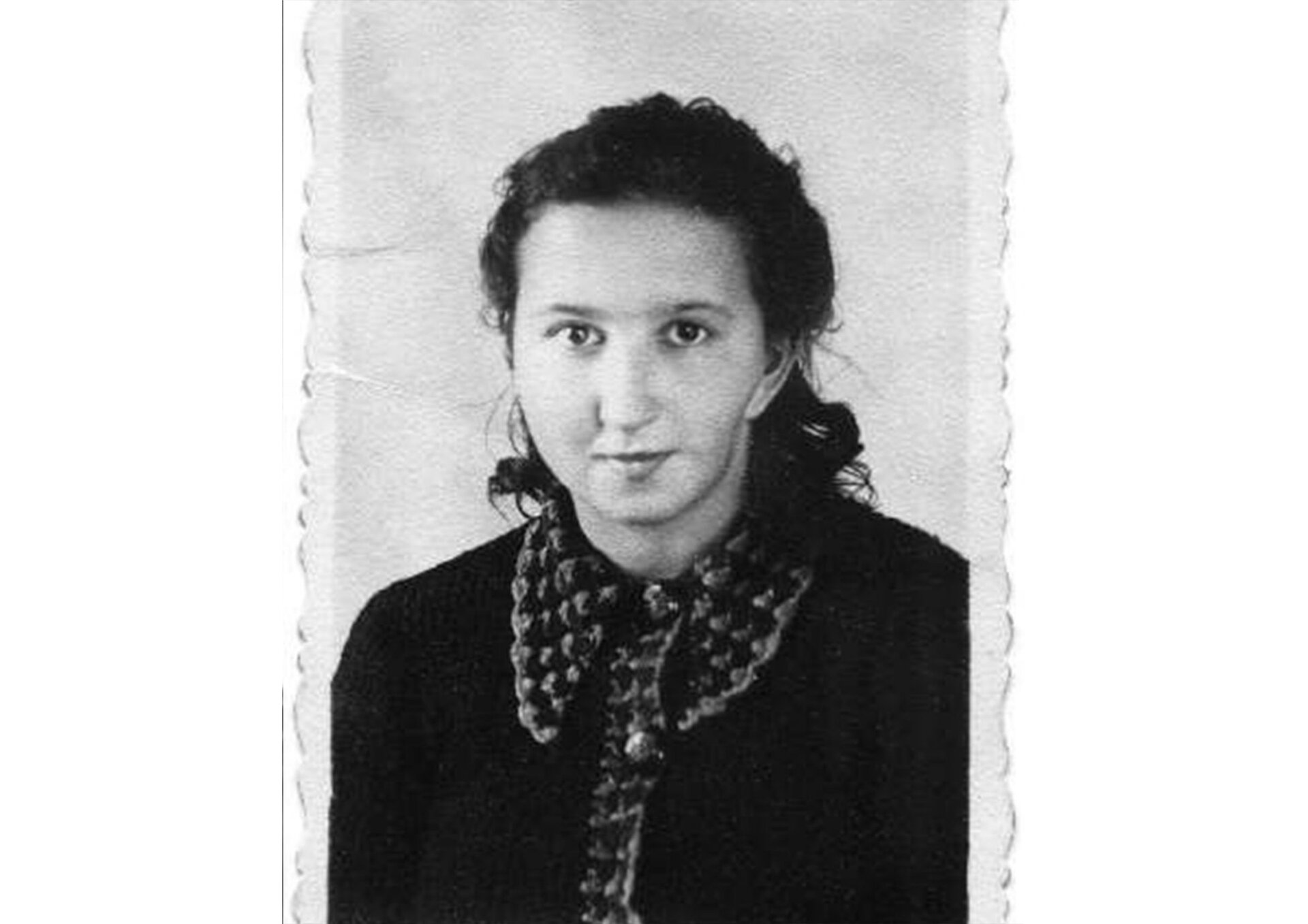 Fotografia portretowa Danuty Siedzikówny, pseudonim "Inka". Młoda kobieta o owalnej twarzy. Włosy półdługie, ciemne. Ubrana w ciemną bluzkę z ozdobnym kołnierzem.