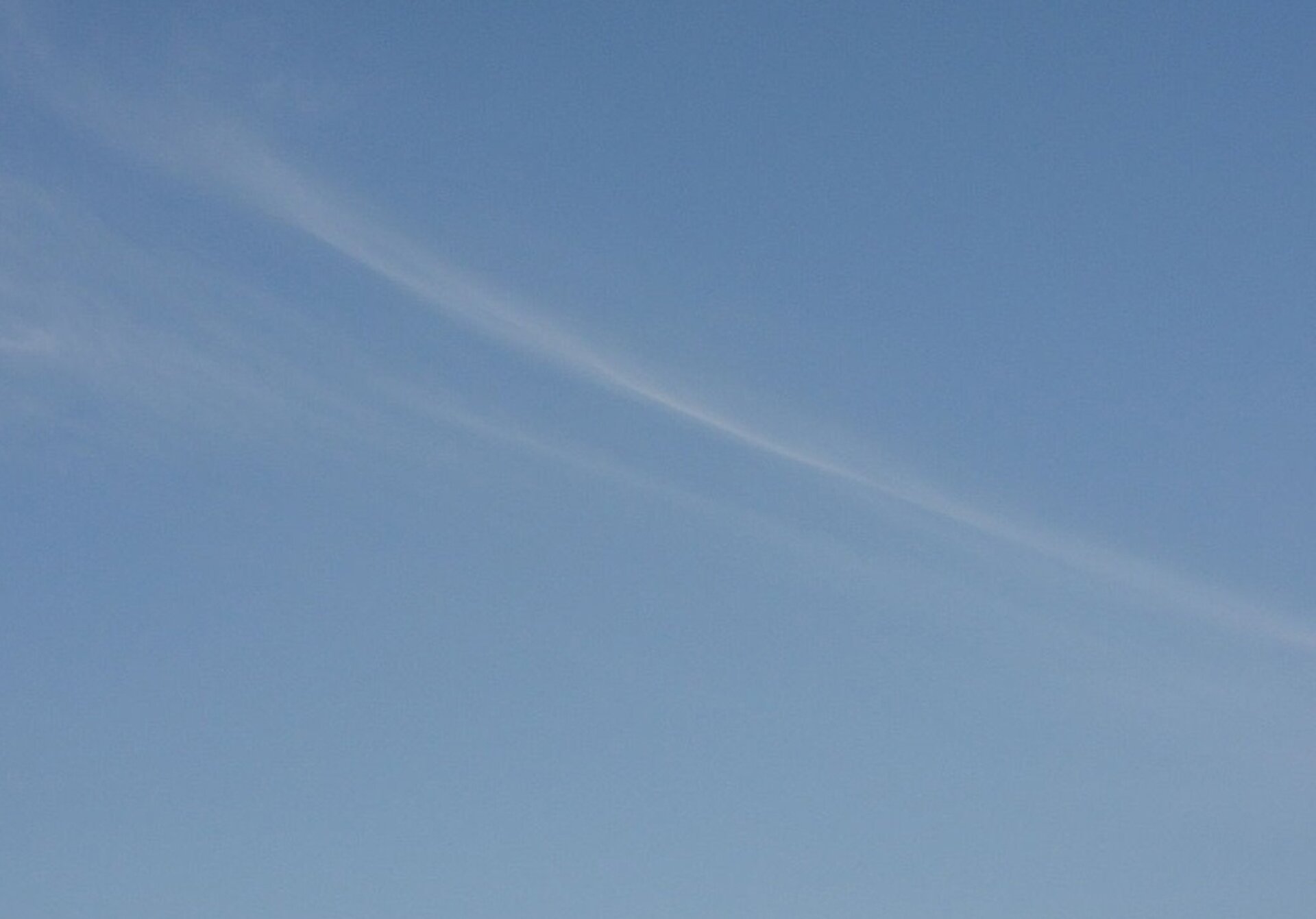 Zdjęcie przedstawia bezchmurne, błękitne niebo.