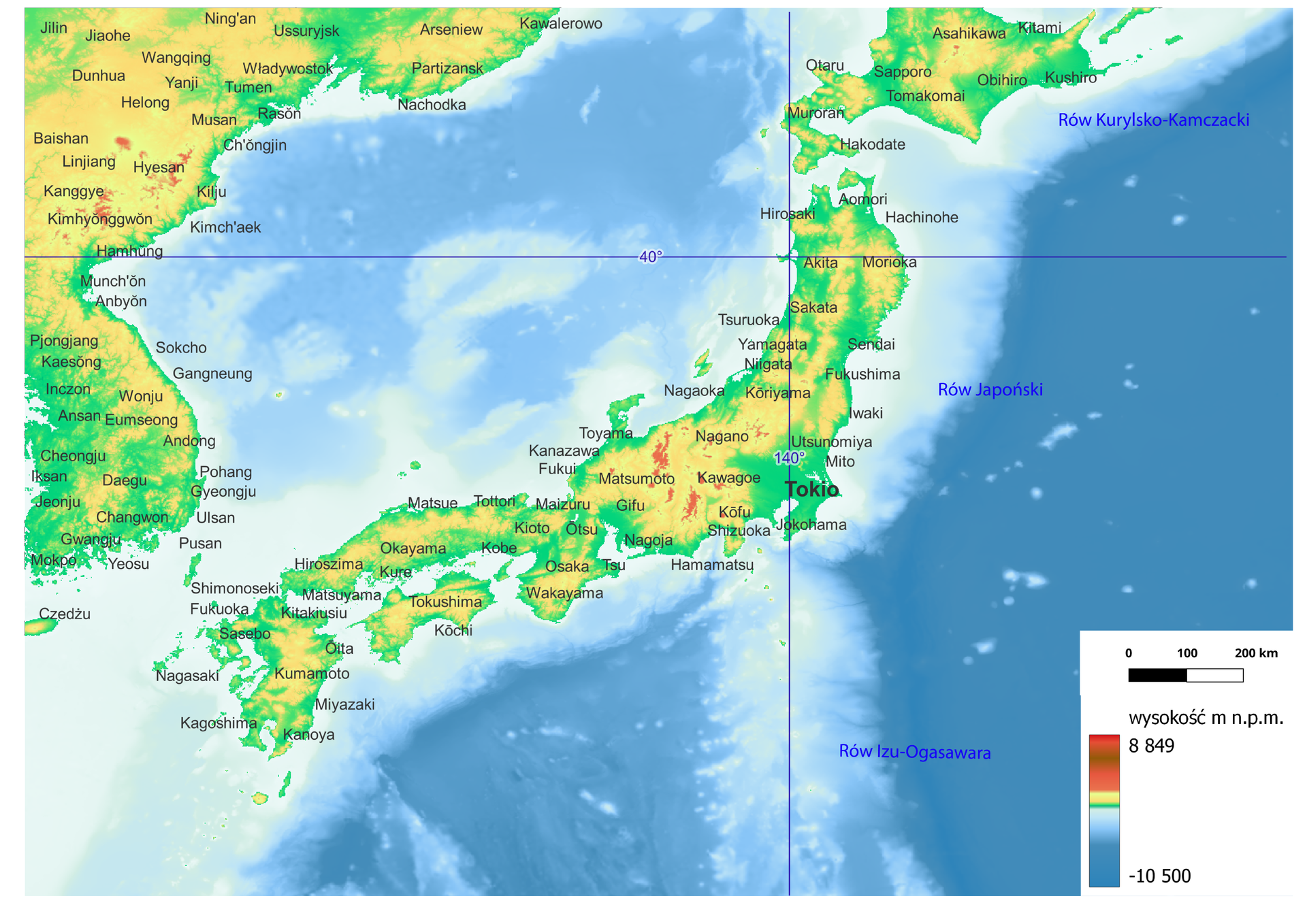 Mapa fizyczna Japonii oraz wód położonych wokół niej. Na wschód od wysp japońskich oznaczono trzy rowy oceaniczne, położone względem siebie jeden nad drugim. Najdalej na północ jest wysunięty Rów Kurylsko‑Kamczacki, pośrodku leży Rów Japoński, na południu Rów Izu‑Ogasawara.