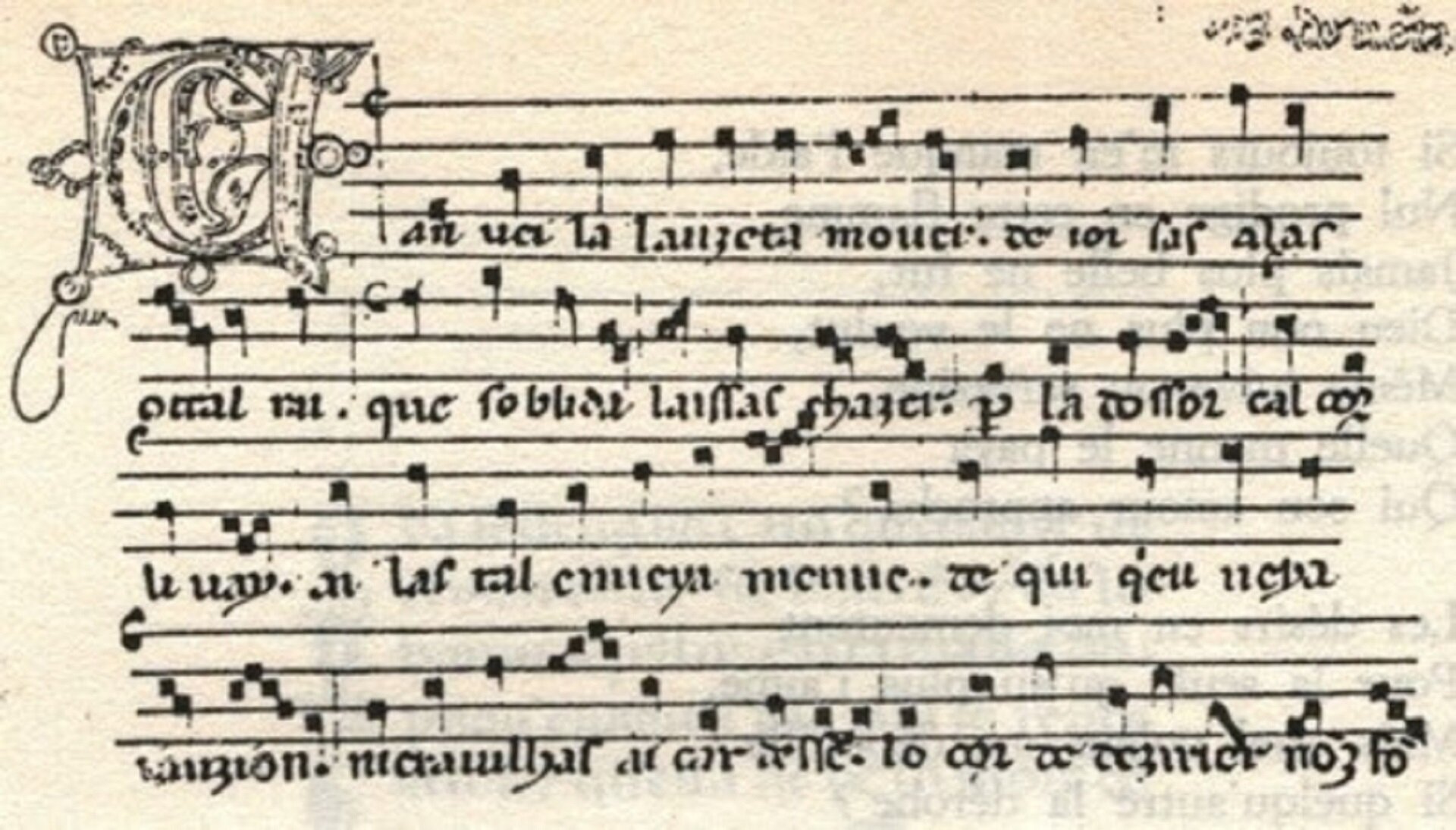 Ilustracja przedstawia średniowieczny zapis nutowy. Kwadratowe nuty zapisane są na czteroliniach, pod każdą z nich znajduje się tekst utworu, rozpoczynający się ozdobnym inicjałem, przed pierwszą czterolinią. Zapisy są w kolorze czarnym.