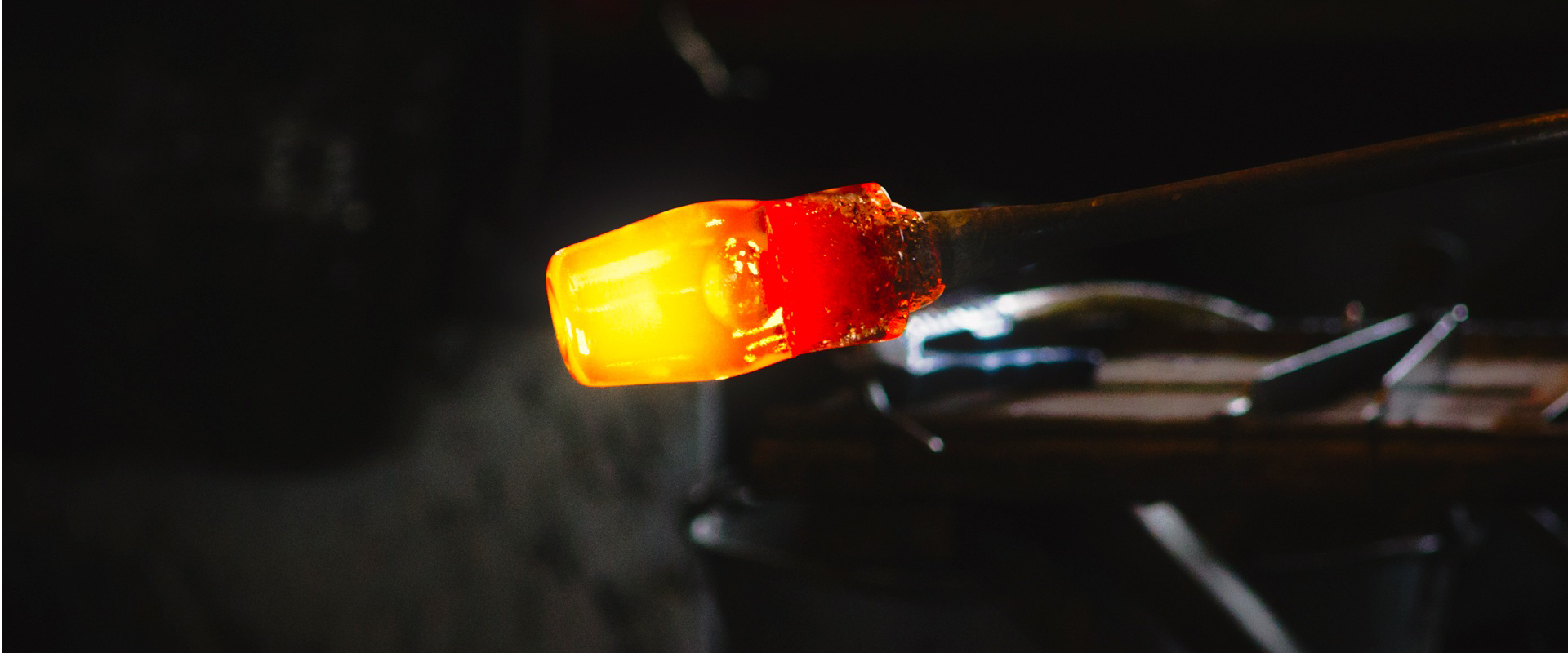 Ilustracja przedstawia płynne szkło.