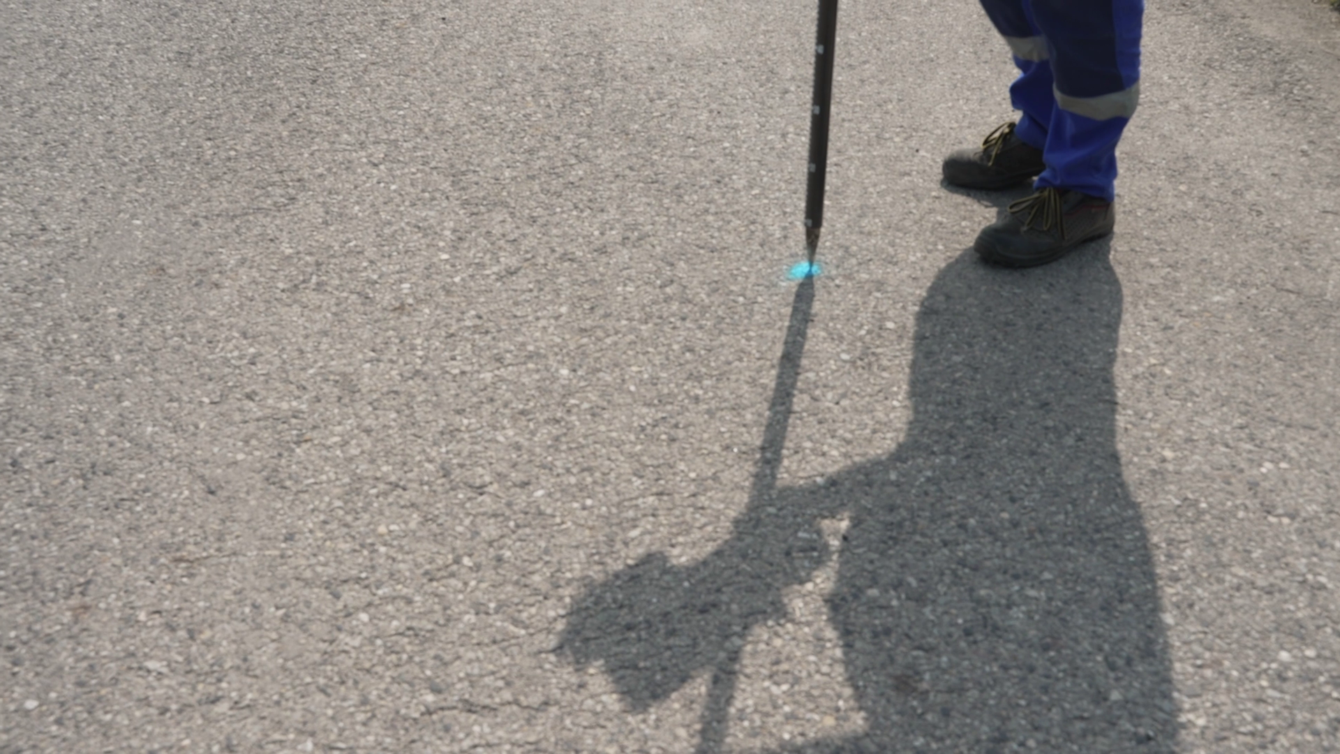 Oznaczanie trasy rurociągu za pomocą kredy i dedykowanego narzędzia.