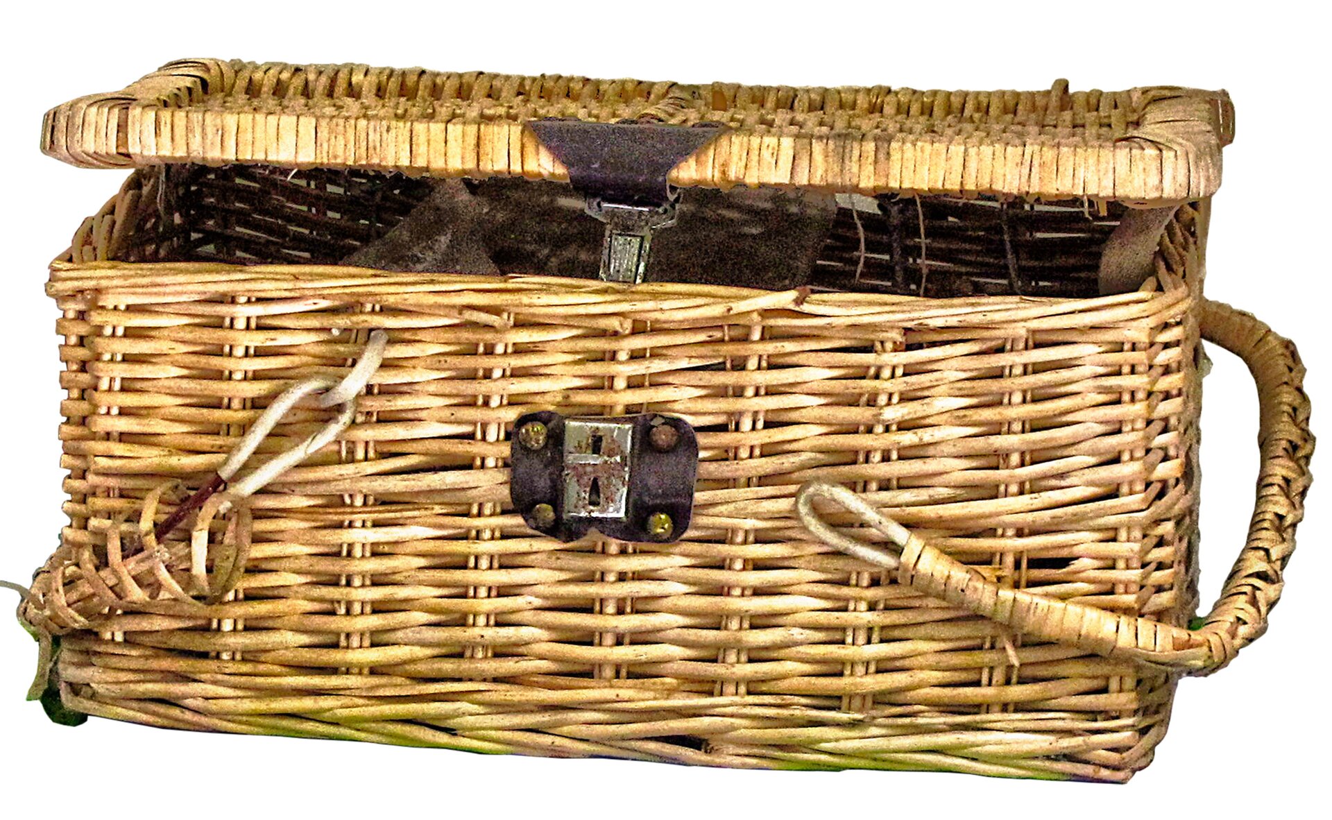 Zdjęcie przedstawia wiklinowy kosz piknikowy. Podpis: Praktisch und elegant, der Picknickkorb ist ideal für ein Picknick.