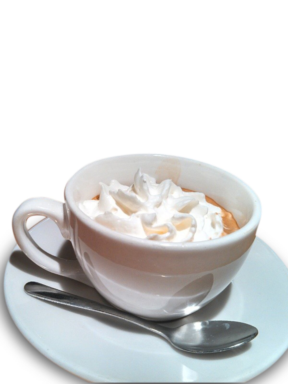 Fotografia przedstawiająca białą filiżankę na spodku oraz srebrną łyżeczkę. W filiżance znajduje się kawa, a na niej bita śmietana.
