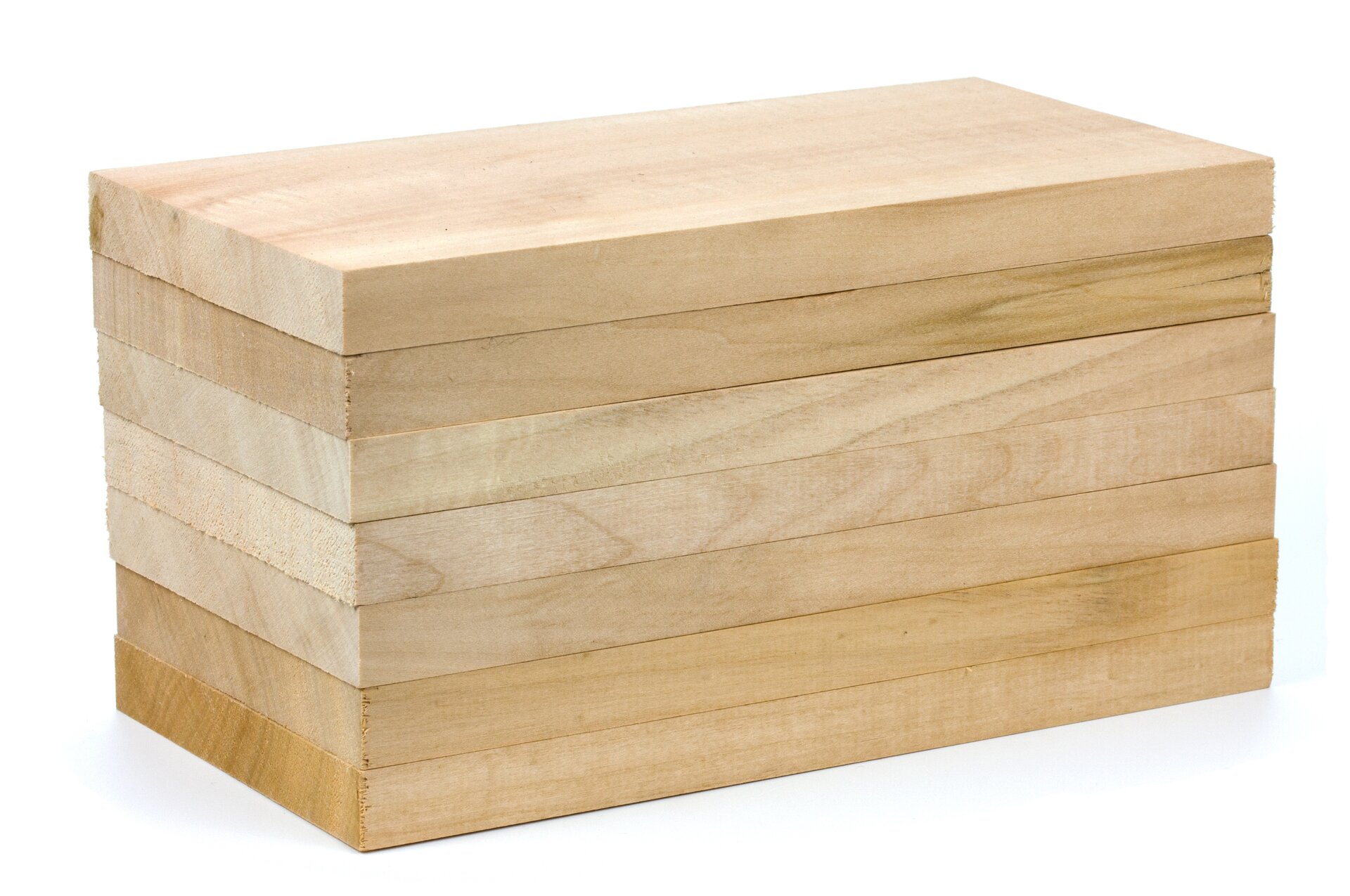 Fotografia przedstawia siedem kawałków drewna lipowego ułożonych jedno na drugim. Kawałki drewna lipowego są oszlifowane, o gładkiej powierzchni. Część kawałków drewnianych jest jaśniejsza a część ciemniejsza, Na niektórych drewnianych bloczkach widoczne są różnokolorowe warstwy drewna. 