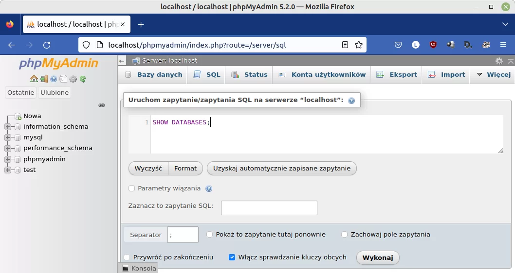 Na ilustracji jest okno zapytań SQL w aplikacji phpMyAdmin. W polu wyszukiwania jest localhost/phpmyadmin/index.php?route=/server/sql. Poniżej komenda: Uruchom zapytanie/zapytania SQL na serwerze "localhost". W pustym obszarze wpisano SHOW DATABASES;. Na dole okna zaznaczono Włącz sprawdzanie kluczy obcych, Wykonaj.