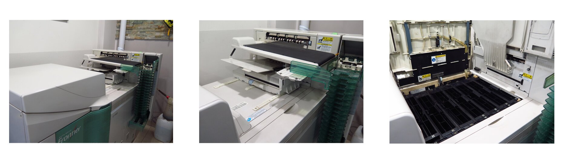 Zdjęcie przedstawia trzy ujęcia minilabu. Na ujęciu pierwszym z lewej widać urządzenie w całości, przypomina ono wyglądem kserokopiarkę. Na drugim ujęciu jest zbliżenie na jego górną część. Na trzecim ujęciu widać zbliżenie na górną część po podniesieniu górnej pokrywy.