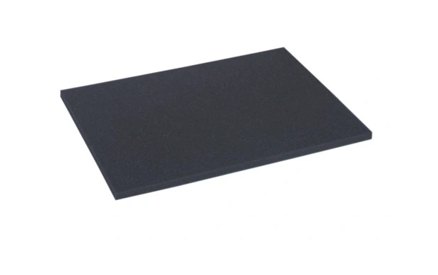 Zdjęcie przedstawia piankę poliuretanową. Jest to czarna mata z pianki.