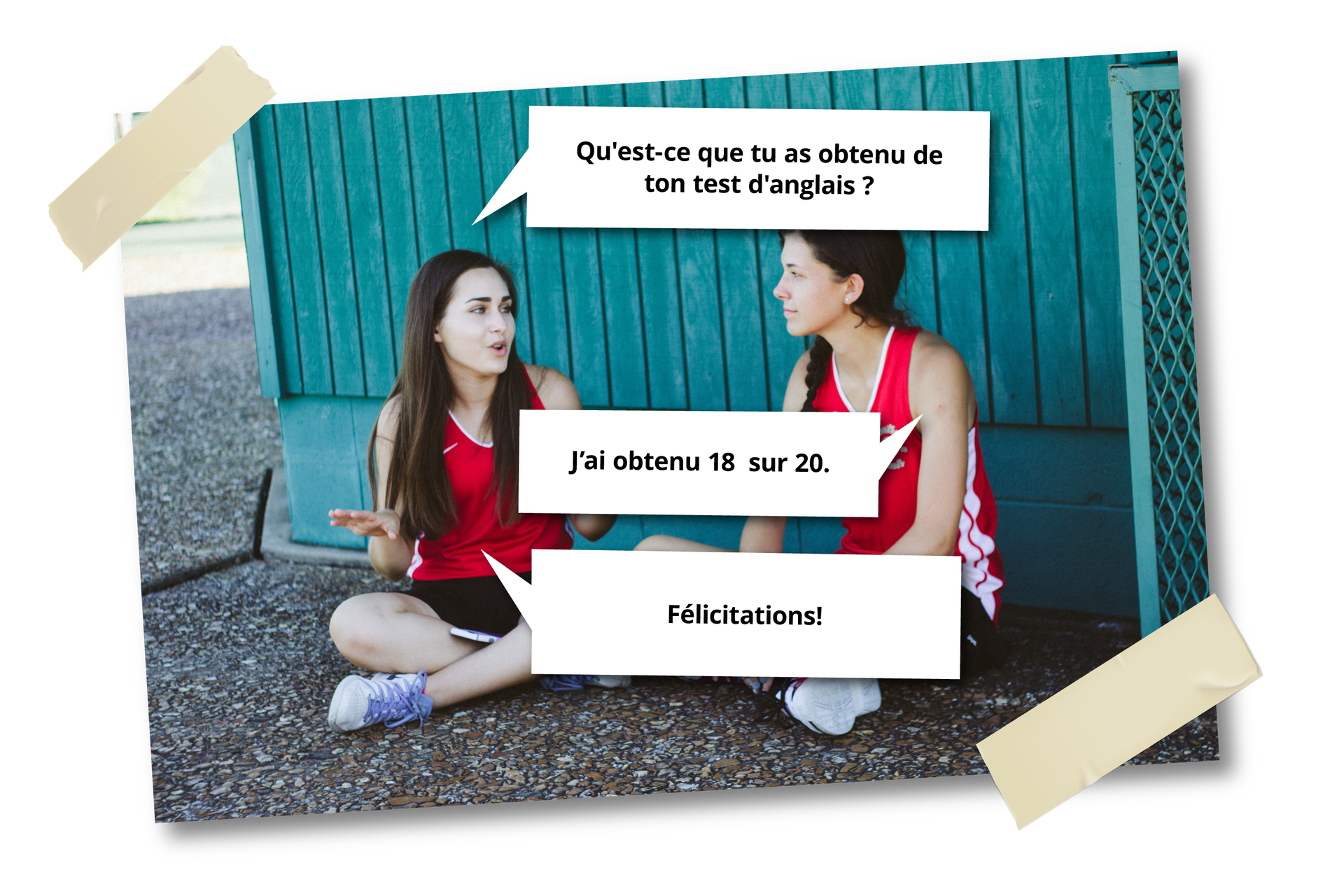 Grafika przedstawia dwie młode kobiety. Siedzą w strojach sportowych na boku boiska i rozmawiają. Dialog rozpoczyna kobieta z lewej: Qu'est‑ce que tu as obtenu de ton test d'anglais ? Kobieta z prawej: J'ai obtenu 18 sur 20. Kobieta z lewej: Félicitations!