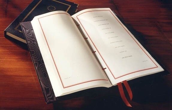 Zdjęcie przedstawia otwartą księgę.