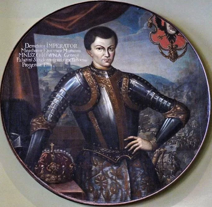 Kliknij, aby powiększyć. Na ilustracji przedstawiono portret Dymitra Samozwańca w stroju koronacyjnym. Strój przypomina zbroję. Prawą rękę ma opartą na stole, na którym znajduje się korona. Lewa ręka zaś oparta jest o jego biodro.