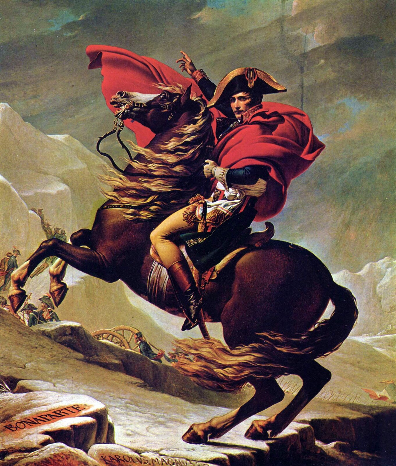 Obraz przedstawia portret Napoleona Bonapartego. Młody mężczyzna siedzi na koniu. Mężczyzna ubrany jest we francuski mundur. Na głowie ma bikorn, dwurożny kapelusz. U lewego boku Napoleona wisi szabla. Napoleon ma uniesioną lewą rękę. Koń, na którym siedzi Napoleon jest kary. Stoi na tylnych kopytach. Jego grzywa jest jasna, rozwiana.