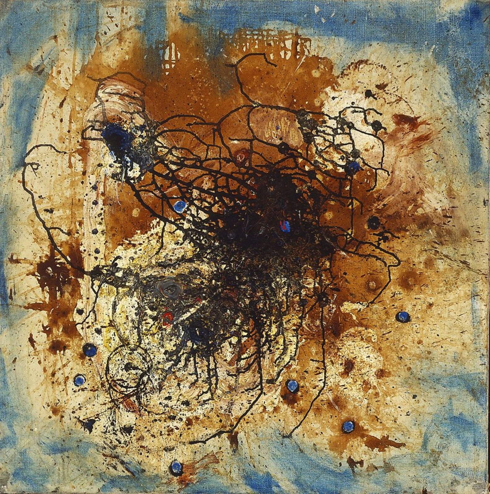 Ilustracja prezentuje abstrakcyjne dzieło. Na niebiesko‑beżowym tle nałożono czarną, czerwoną oraz ciemno niebieską farbę. Kolor czarny dominuje obraz i w większości znajduje się w centrum obrazu. Swoim kształtem przypomina korzenie lub pajęczynę; wokół rozmieszczone zostały ciemno niebieskie oraz niebiesko czerwone krople.