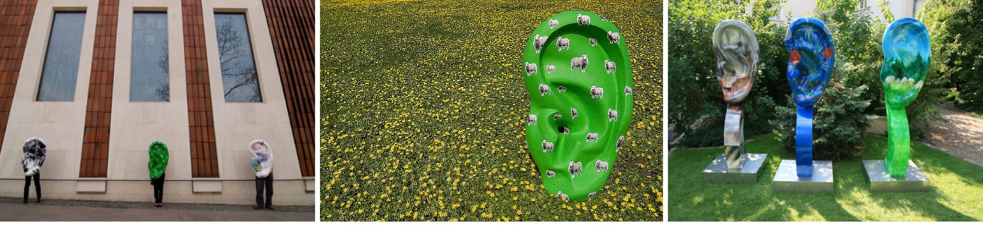 Ilustracja przedstawia trzy zdjęcia, na których znajdują się uchofony - plenerowe instalacje rzeźbiarskie. Każdy uchofon to rzeźba wysokości około metra, w kształcie ludzkiego ucha. Na pierwszym zdjęciu po lewej znajdują się trzy osoby, ustawione w sporych odstępach od siebie i trzymają przed sobą uchofony, częściowo się nimi zasłaniając. Pierwsza rzeźba po lewej ma kolor biały z czarnymi plamami, druga jest pomalowana na wyrazisty, zielony kolor i ma przyklejone na niej wizerunki owcy, o różnej wielkości i położeniu. Trzecia rzeźba jest  biała i ma wymalowane pastelowe plamy w różnym kolorze oraz malowane kwiaty. Na środkowym zdjęciu znajduje się ta sama rzeźba z wizerunkami owcy, ale położona na trawie porośniętej kwiatami. Zdjęcie po prawej stronie przedstawia trzy uchofony. Wszystkie stoją na wygiętych podstawach w kolorze dopasowanym do samego ucha. Pierwsza rzeźba jest pomalowana na kolor szaro - czerwono - żółty. Druga, lekko wysunięta do przodu, jest ciemnoniebieska, a na niej są namalowane czerwone kwiaty oraz zielone łodygi i inne rośliny. Na trzecim namalowano krajobraz z lasem iglastym, trawą i pasącymi się owcami. Te trzy uchofony stoją na trawie, na tle drzew.