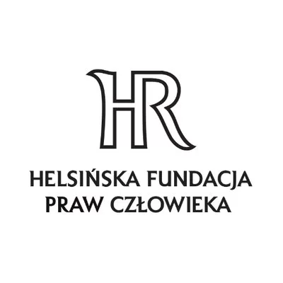 Ilustracja przedstawia logo Helsińskiej Fundacji Praw Człowieka. Są to kontury złączonych liter HR i pod nimi pełen zapis nazwy.