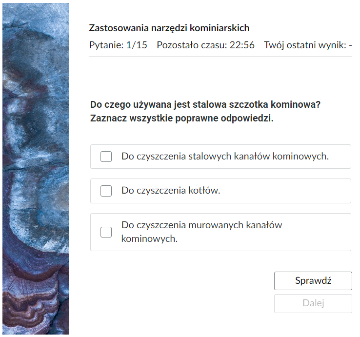 Grafika przedstawia przykładowy ekran pytania testowego. W górnej części ekranu widoczny jest tytuł testu, numer pytania, pozostały czas oraz twój ostatni wynik. Poniżej jest treść zadania z odpowiedziami do wyboru. Poniżej przyciski sprawdź oraz dalej.