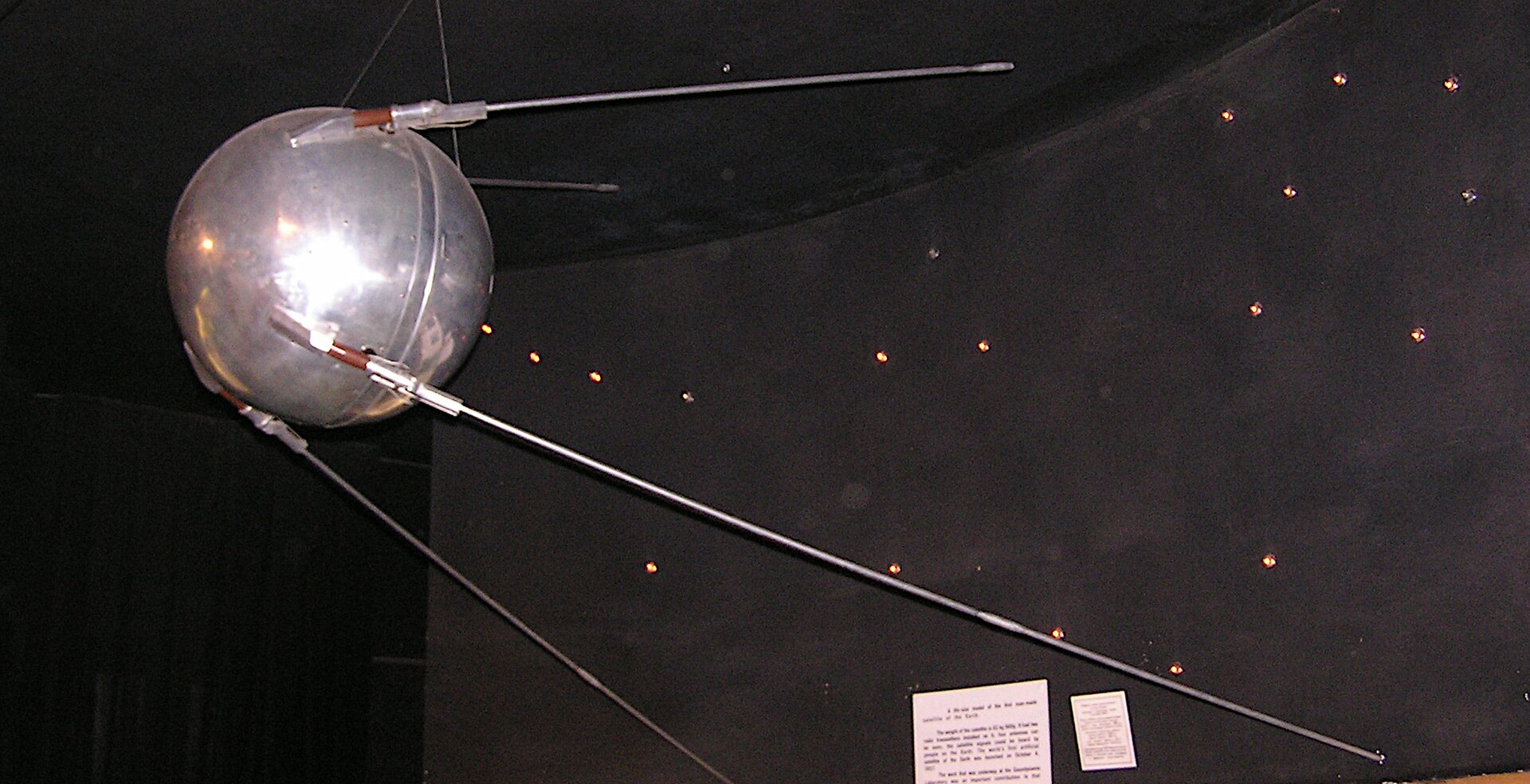 Zdjęcie przedstawiające sputnik umieszczony na wystawie.