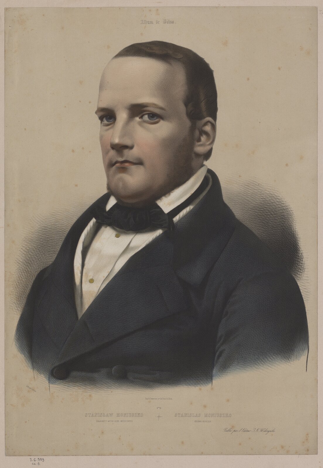 Obraz przedstawia mężczyznę ubranego w czarną marynarkę, białą koszulę oraz muszkę na szyi. Mężczyzna ma krótkie włosy oraz brodę. Tło obrazu jest beżowe.