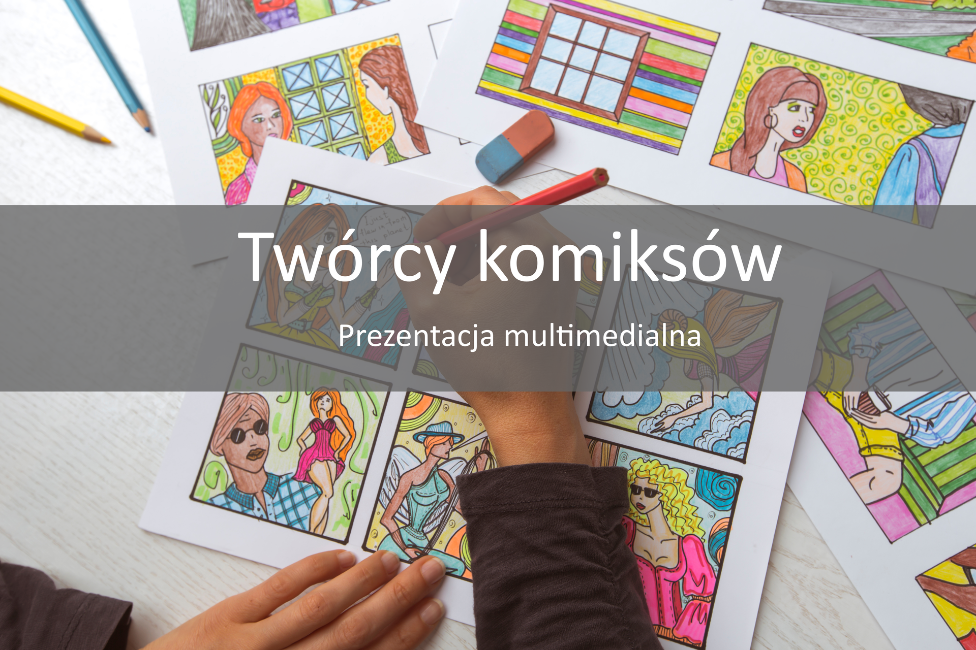 Fotografia przedstawia dłoń ilustratora tworzącego komiks - spotkanie kobiety i mężczyzny. Na Ilustracji szare tło z białym napisem: Twórcy komiksów. Prezentacja multimedialna. 