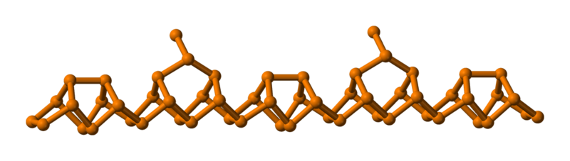 Na zdjęciu jest struktura przestrzenna fosforu fioletowego. Atomy fosforu tworzą rurki o przekroju pięciokątnym.