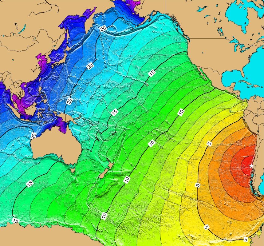Mapa przedstawia przemieszczanie się fali tsunami na oceanie spokojnym po trzęsieniu chilijskim. Od oznaczonego gwiazdką punktu na wybrzeżu Chile odchodzi czerwony półokrągły obszar, który stopniowo zmienia kolor od ciemnoczerwonego aż do jasnopomarańczowego ograniczonego grubszą linią oraz cyfrą 5. Dalej obszar ten zmienia swój kolor na żółty, który zmienia się aż do seledynowego, gdzie pojawia się grubsza linia z cyfrą 10. Za nią kolejne odcienie koloru zielonego stopniowo przechodzą w kolor turkusowy oddzielony grubą linią z cyfrą 15. Obszar ten styka się z wybrzeżem Australii. Turkus stopniowo zmienia się w kolor niebieski, który ogranicza gruba linia i umieszczona na niej cyfra 20. Dalszy obszar w kolejnych odcieniach niebieskiego ogranicza brzeg Azji - u jego wybrzeży pojawia się kolor fioletowy. 