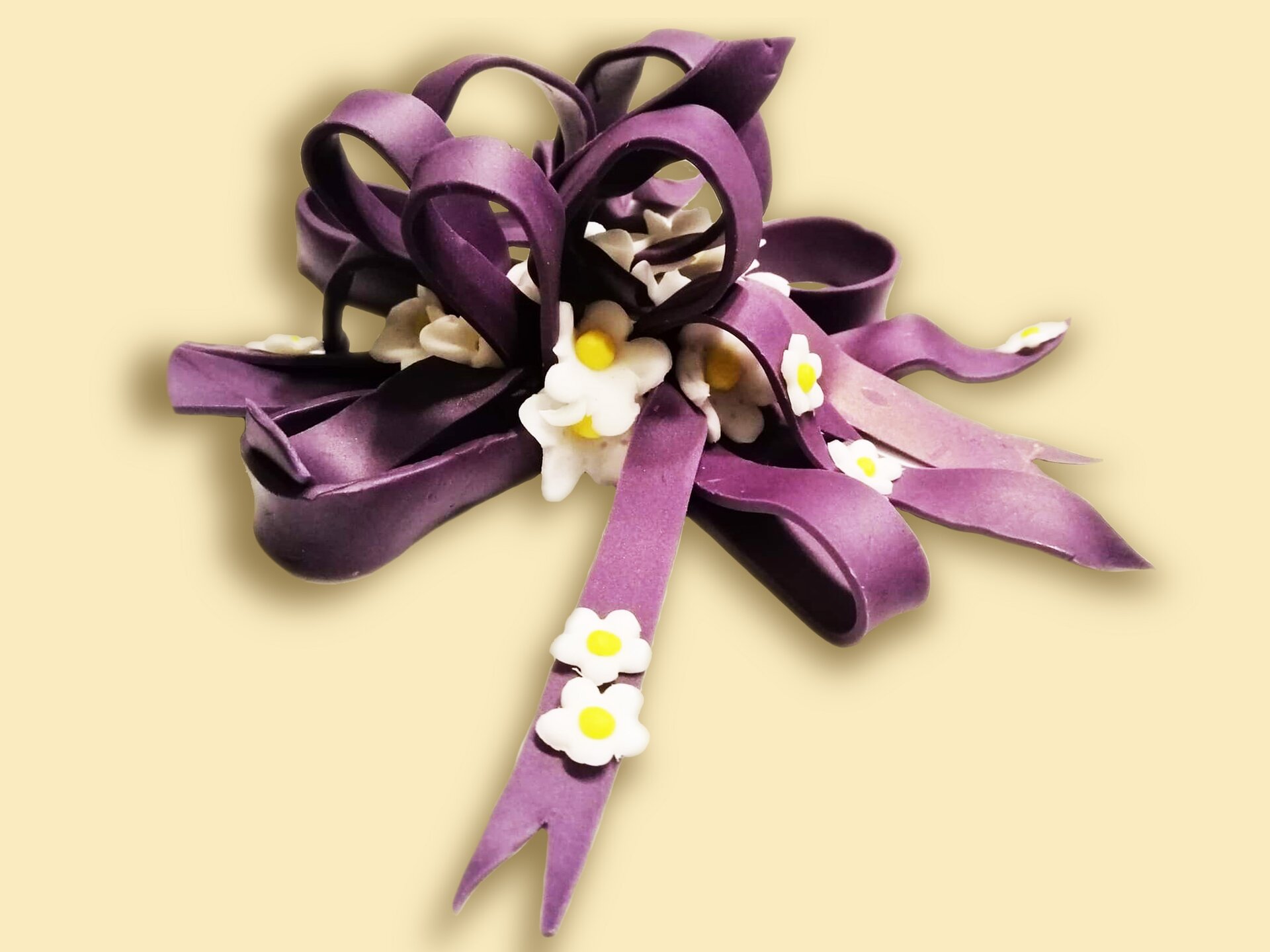 Kokarda uformowana z cienkich pasków masy cukrowej.