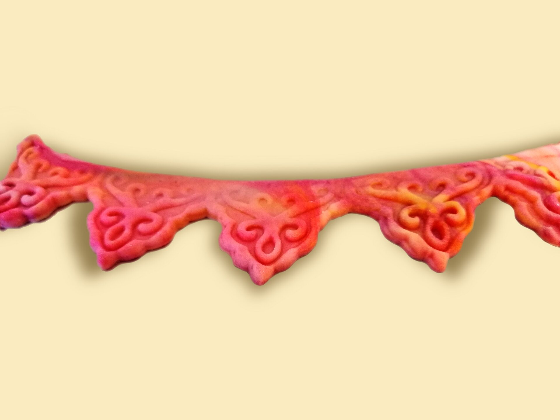 Klasyczna koronka z masy cukrowej z wytłoczonym wzorem.